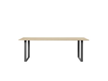 Klasik ahşap yemek masası.