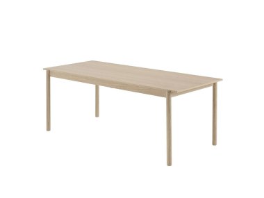 Klasik ahşap yemek masası.