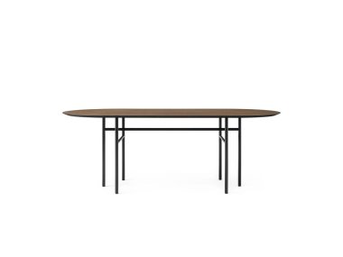 Klasik ahşap yemek masası.