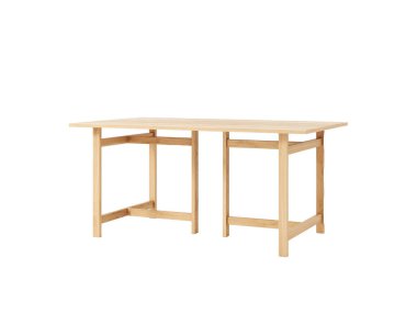 Klasik ahşap yemek masası.