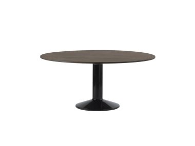 Klasik yuvarlak ahşap sehpa beyaz kahverengi renkte izole edilmiş.