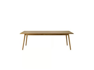 Klasik ahşap yemek masası.