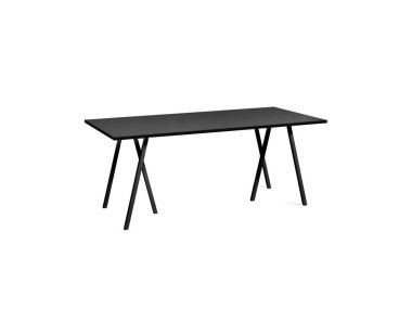 Klasik ahşap yemek masası beyaz siyah renkte izole edilmiş.