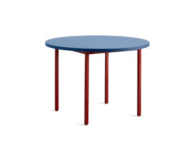 Klasik yuvarlak ahşap sehpa beyaz mavi renkte izole.