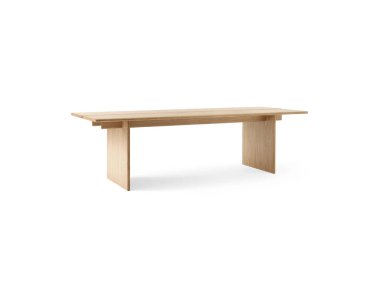 Klasik ahşap yemek masası.