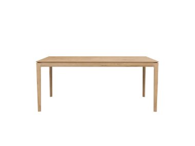 Klasik ahşap yemek masası.