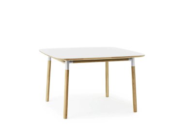 Klasik ahşap yemek masası.