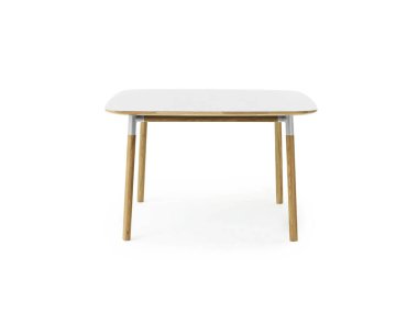 Klasik ahşap yemek masası.