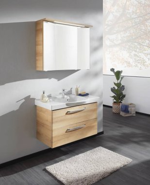 Minimum İskandinav tarzında modern banyo.