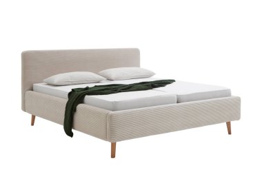 Klasik çift kişilik yatak, beyaz yatak başlığı.