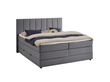 Whit üzerinde izole büyük yatak başlığı ile klasik çift kişilik yatak