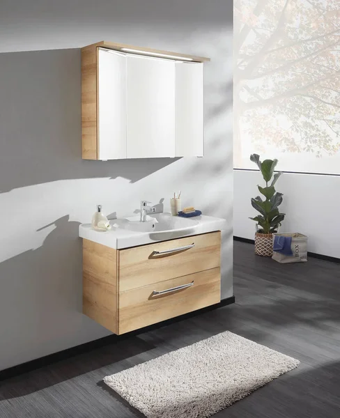 Minimum İskandinav tarzında modern banyo.
