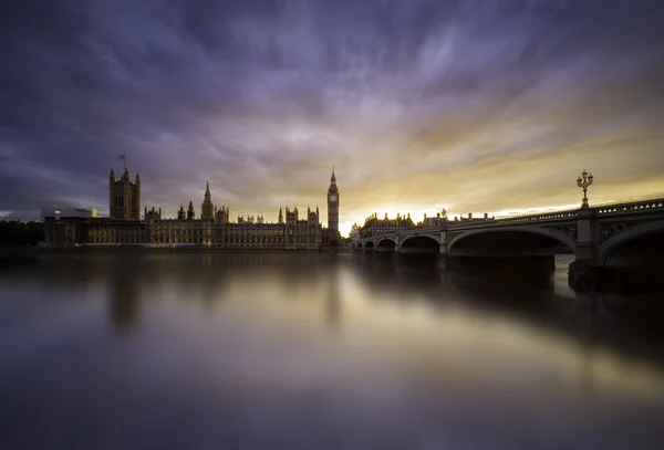 Pôr do sol sobre a ponte de Westminster, Londres — Fotografia de Stock