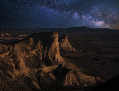 Ayın yükselişine çölün üzerinden