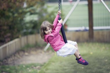 Zip oynarken küçük kız