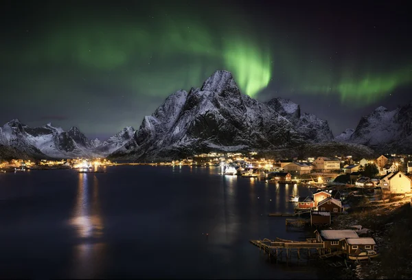 Northern lights over Reine, Noorwegen — Stockfoto