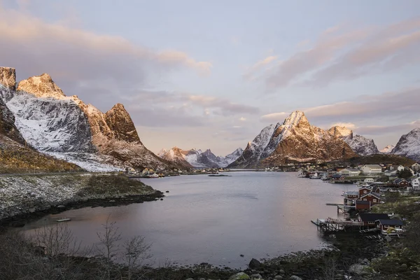 Wschód słońca nad Reine, Norwegia — Zdjęcie stockowe