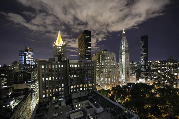 Manhattan skyline por la noche — Foto de Stock