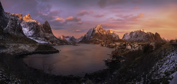 Východ slunce nad Reine, Norsko — Stock fotografie