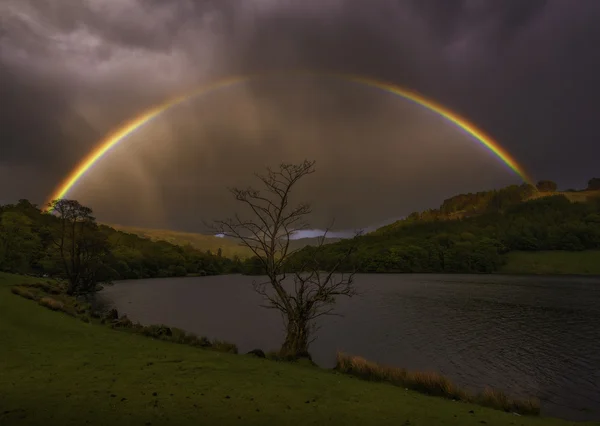 Arco iris sobre el lago — Foto de Stock