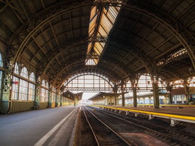 St. Petersburg, Vitebsk tren istasyonu güneşli bir sabah, saatli bir platform.
