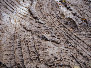 Çölde, arabanın ve kamyonun kumsalında soyut bir arka plan gibi.