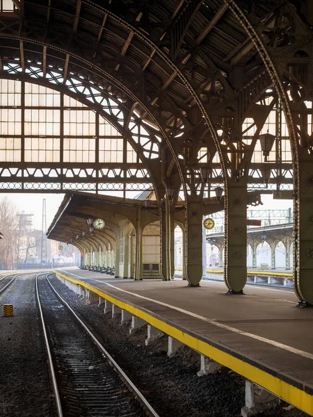 St. Petersburg, Vitebsk tren istasyonu güneşli bir sabah, saatli bir platform.