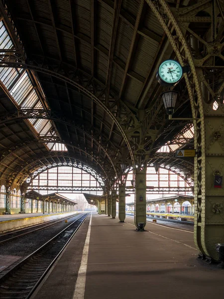 St. Petersburg, Vitebsk tren istasyonu güneşli bir sabah, saatli bir platform.