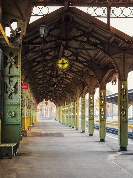 St. Petersburg, Vitebsk tren istasyonu güneşli bir sabah, saatli bir platform.