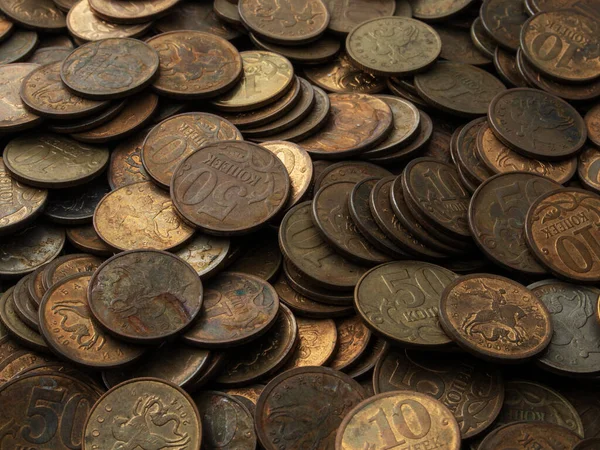 旧币的背景低调 俄国旧硬币 卢布和便士 — 图库照片