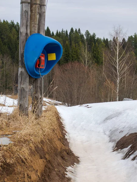 Sibirya Eski Unutulmuş Işe Yaramaz Bir Telefon Kışın Hendeğin Kenarındaki — Stok fotoğraf