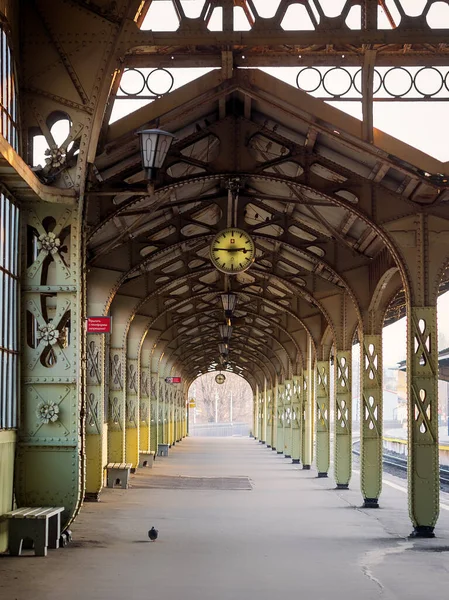 St. Petersburg, Vitebsk tren istasyonu güneşli bir sabah, saatli bir platform.