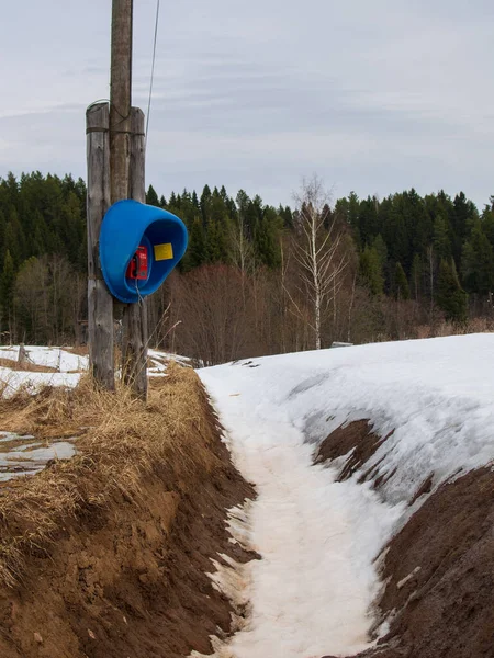 Sibirya Eski Unutulmuş Işe Yaramaz Bir Telefon Kışın Hendeğin Kenarındaki — Stok fotoğraf