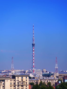 RUSSIA, SAINT PETERSBURG - 06.09.20: St. Petersburg 'daki televizyon kulesi ve Aptekarskaya seti.