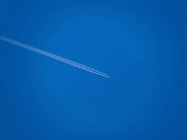 Imagem Bonita Avião Branco Voando Com Trilha Céu Azul — Fotografia de Stock