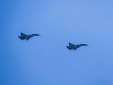 Rusya, St. Petersburg - 24 Haziran 2020: Rus yapımı iki SU-30SM çok delikli avcı uçağının gösteri uçuşu. Rus Hava Kuvvetleri 'nin su-30SM uçağı 2. Dünya Savaşı' nda Zafer Geçidi 'nde havalandı..