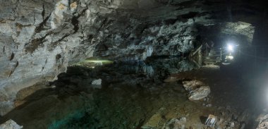 Kungur, Rusya - 9 Aralık 2020. Kungur Buz Mağarası. En büyük karst mağaralarından biri..