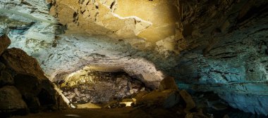 Kungur, Rusya - 9 Aralık 2020. Kungur Buz Mağarası. En büyük karst mağaralarından biri..