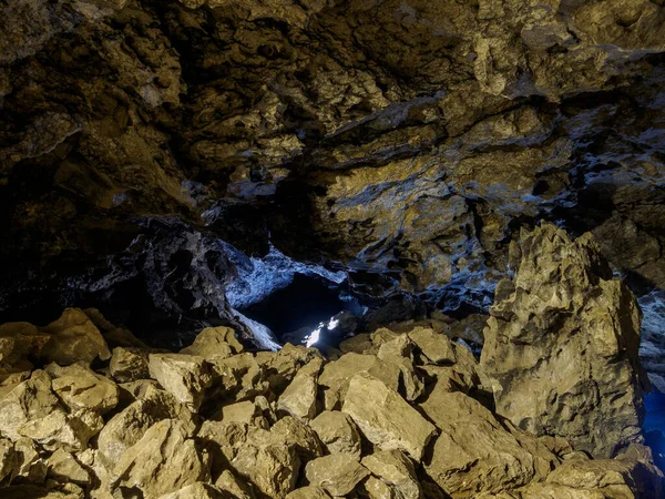 Kungur, Rusya - 9 Aralık 2020. Kungur Buz Mağarası. En büyük karst mağaralarından biri..