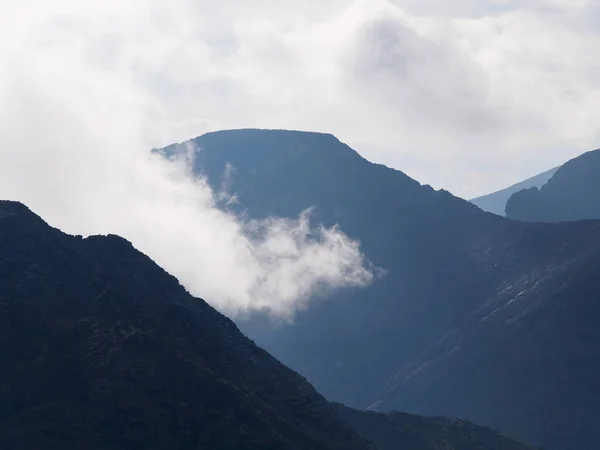 Hoge Bergen Wolken — Stockfoto