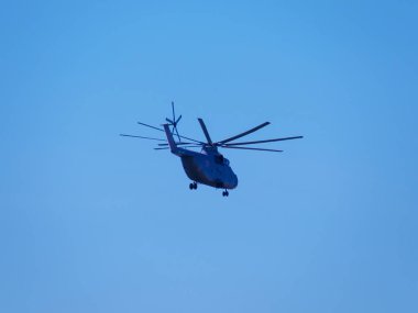 Rusya, St. Petersburg - 24 Haziran 2020: Rus nakliye helikopteri Mil Mi-26 Rus Hava Kuvvetleri 'nden Mil Mi-06805 2..