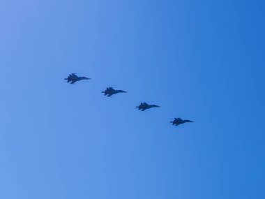 Rusya, St. Petersburg - 24 Haziran 2020: Rus Su-34 uçağı, 2. Dünya Savaşı 'nda Zafer Günü' ne adanmış geçit töreninde gösteri uçuşu yaptı.