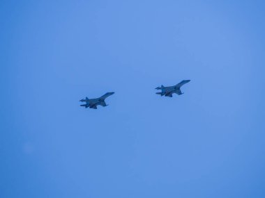 Rusya, St. Petersburg - 24 Haziran 2020: Rus Hava Kuvvetleri 'nin Rus askeri SU-35 uçağı 2. Dünya Savaşı' nda Zafer Geçidi 'nde havalandı..