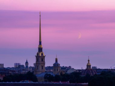Peter ve Paul Kalesi 'nin çatıdan en iyi manzarası 1703' te Büyük Peter tarafından kurulan ve Domenico Trezzini 'nin tasarımları için inşa edilen St. Petersburg, Rusya' nın orijinal kalesidir.