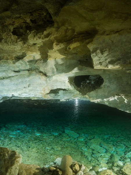Kungur, Rusya - 9 Aralık 2020. Kungur Buz Mağarası. En büyük karst mağaralarından biri..