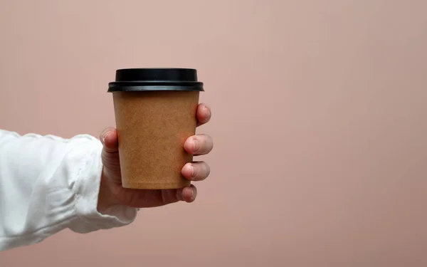 Las Manos Mujer Sostienen Taza Papel Sobre Fondo Rosa Copiar —  Fotos de Stock