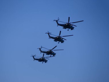 Rusya, St. Petersburg - 24 Haziran 2020: Rus Hava Kuvvetleri 'nden Mi-28 Rus askeri helikopteri 2. Dünya Savaşı' nda Zafer Geçidi 'nde havalandı..