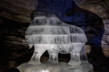 Kungur Buz Mağarası 'nda devasa bir buz heykeli.