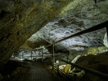 Kungur, Rusya - 9 Aralık 2020. Kungur Buz Mağarası. En büyük karst mağaralarından biri..