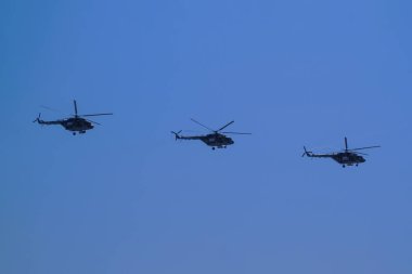 Rusya, St. Petersburg - 24 Haziran 2020: Rus Hava Kuvvetleri 'nden Mi-8 Rus askeri helikopteri 2. Dünya Savaşı' nda Zafer Yürüyüşü 'nde havalandı..